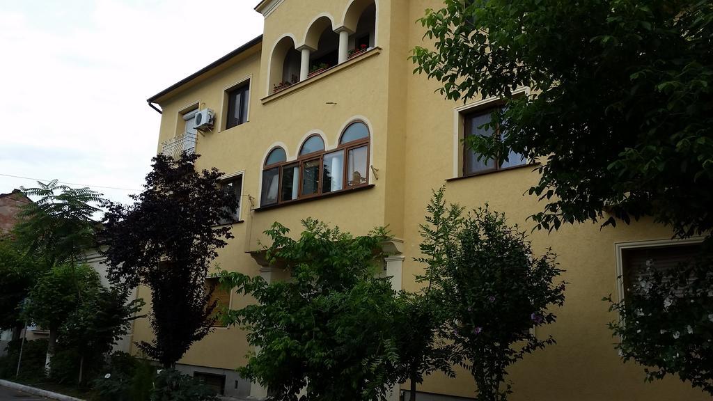 Moonlight Central Apartments Орадеа Стая снимка